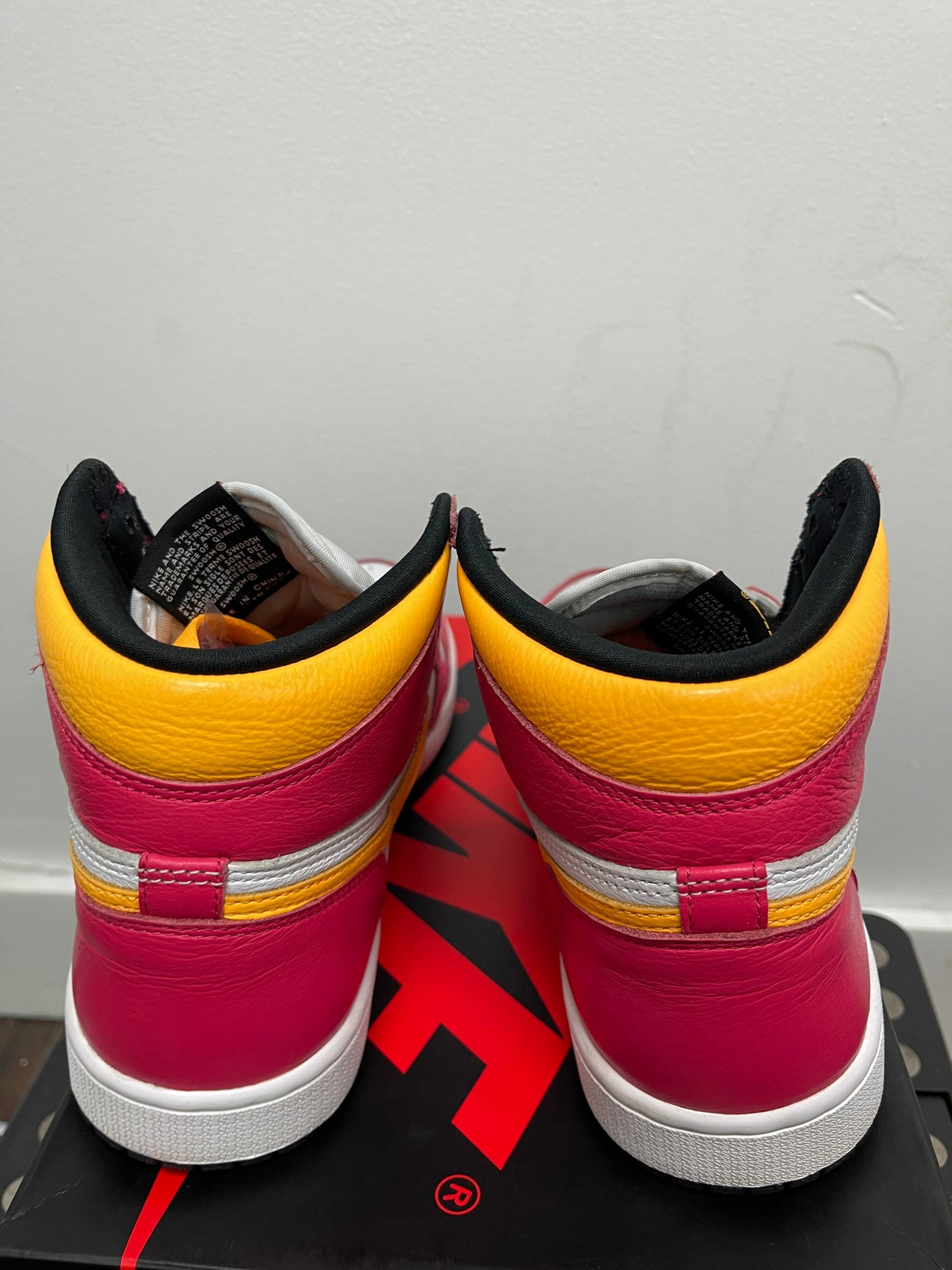 Air Jordan 1 Retro High OG ‘ Light Fusion Red ‘ Size 8.5