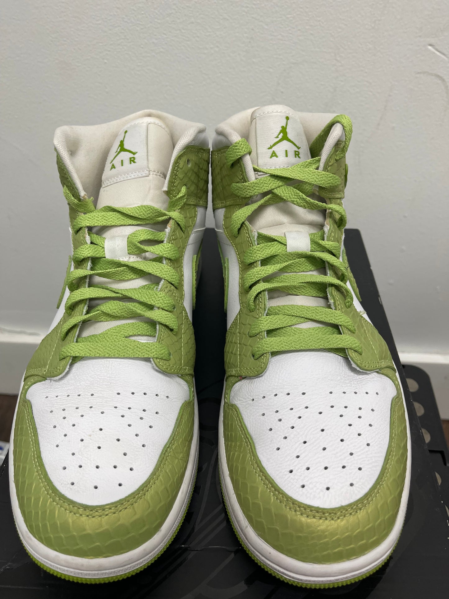 Air Jordan Retro 1 Mid ‘ Green Python ‘ Size 11.5