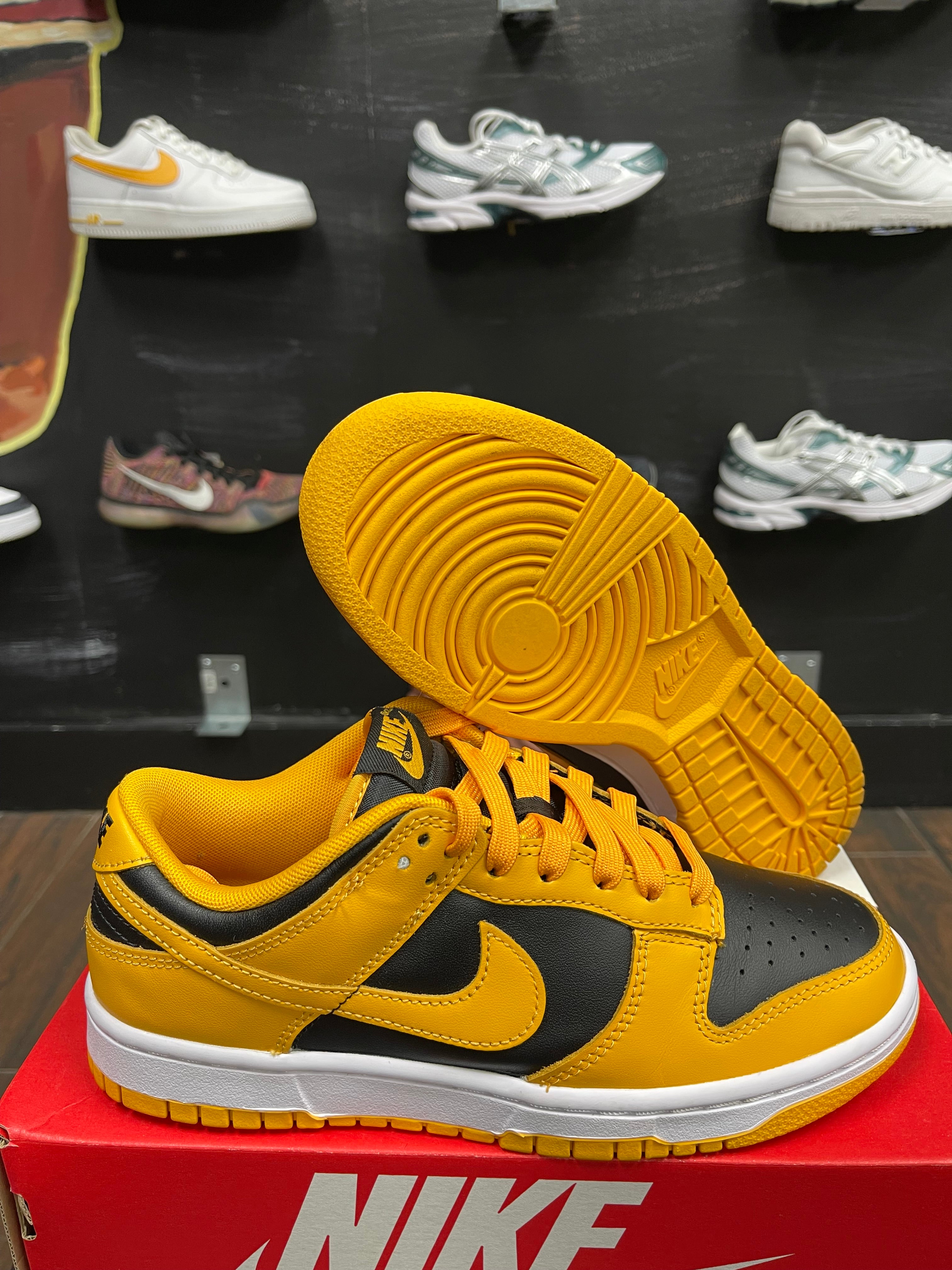 Dunk low Goldenrod Size 6 men