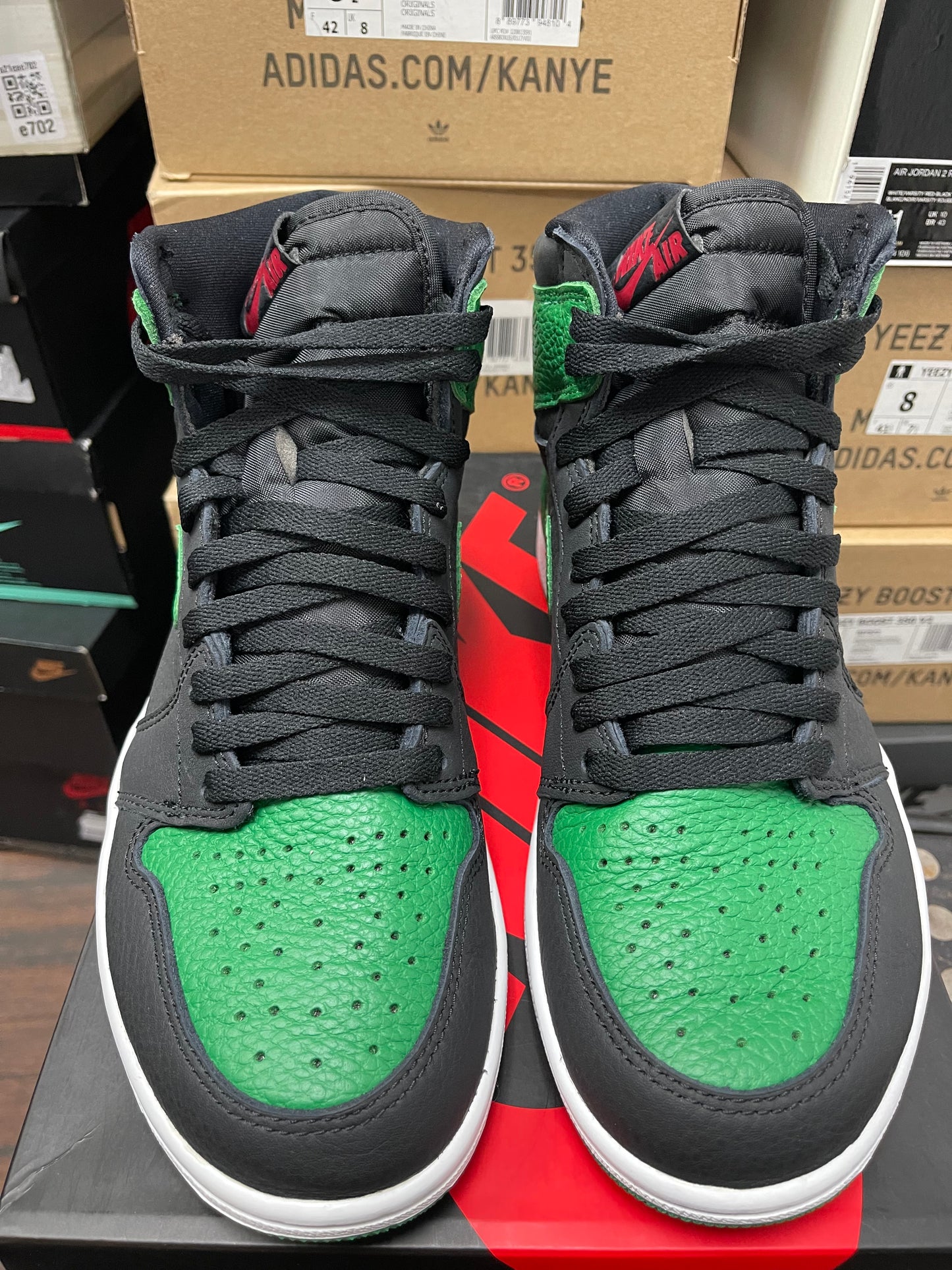 Air Retro 1 High OG ‘ Pine Green 2.0 ‘ Size 8