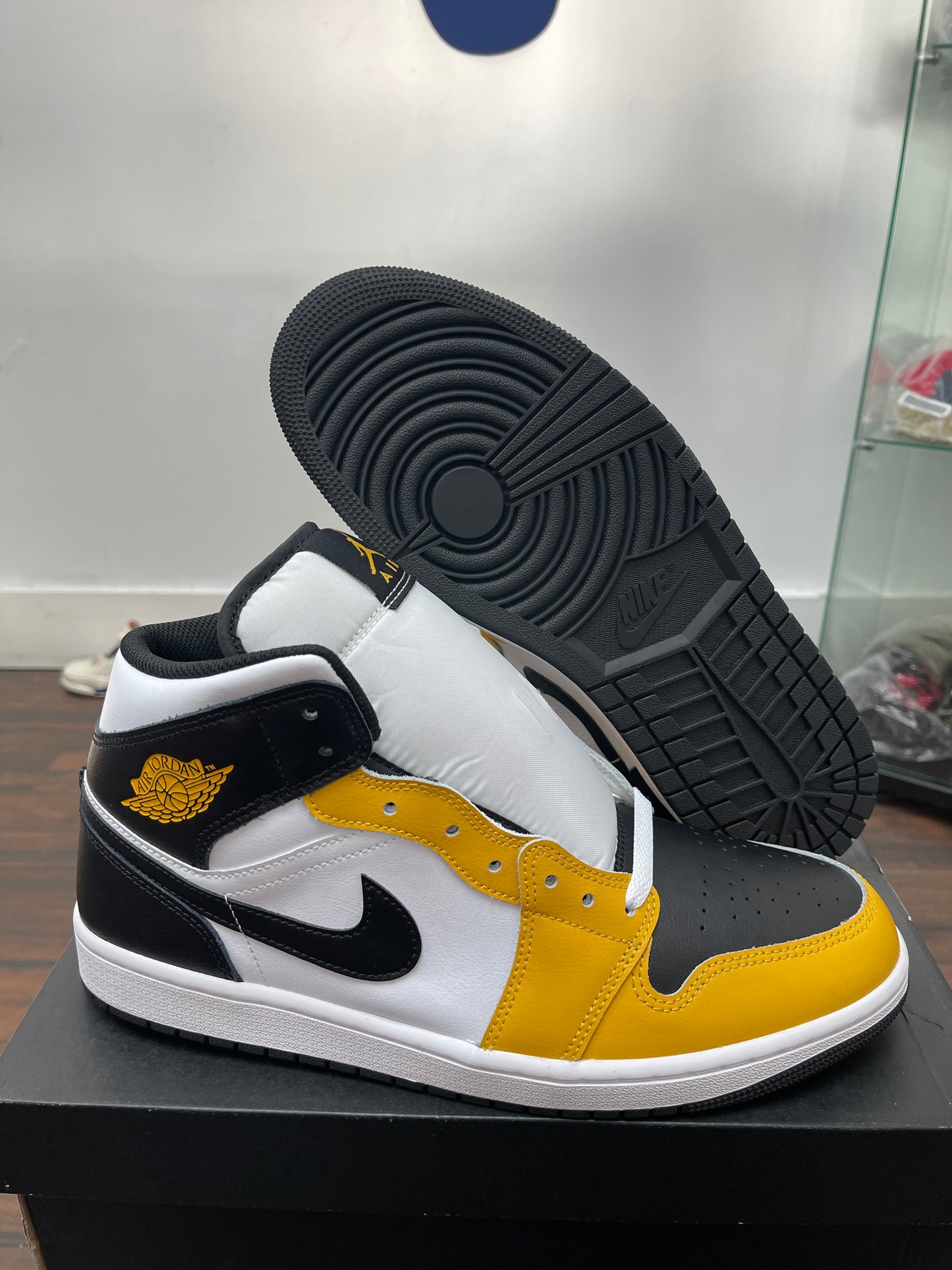 Air Jordan Retro 1 Mid ‘ Yellow Ochre ‘ Size 11