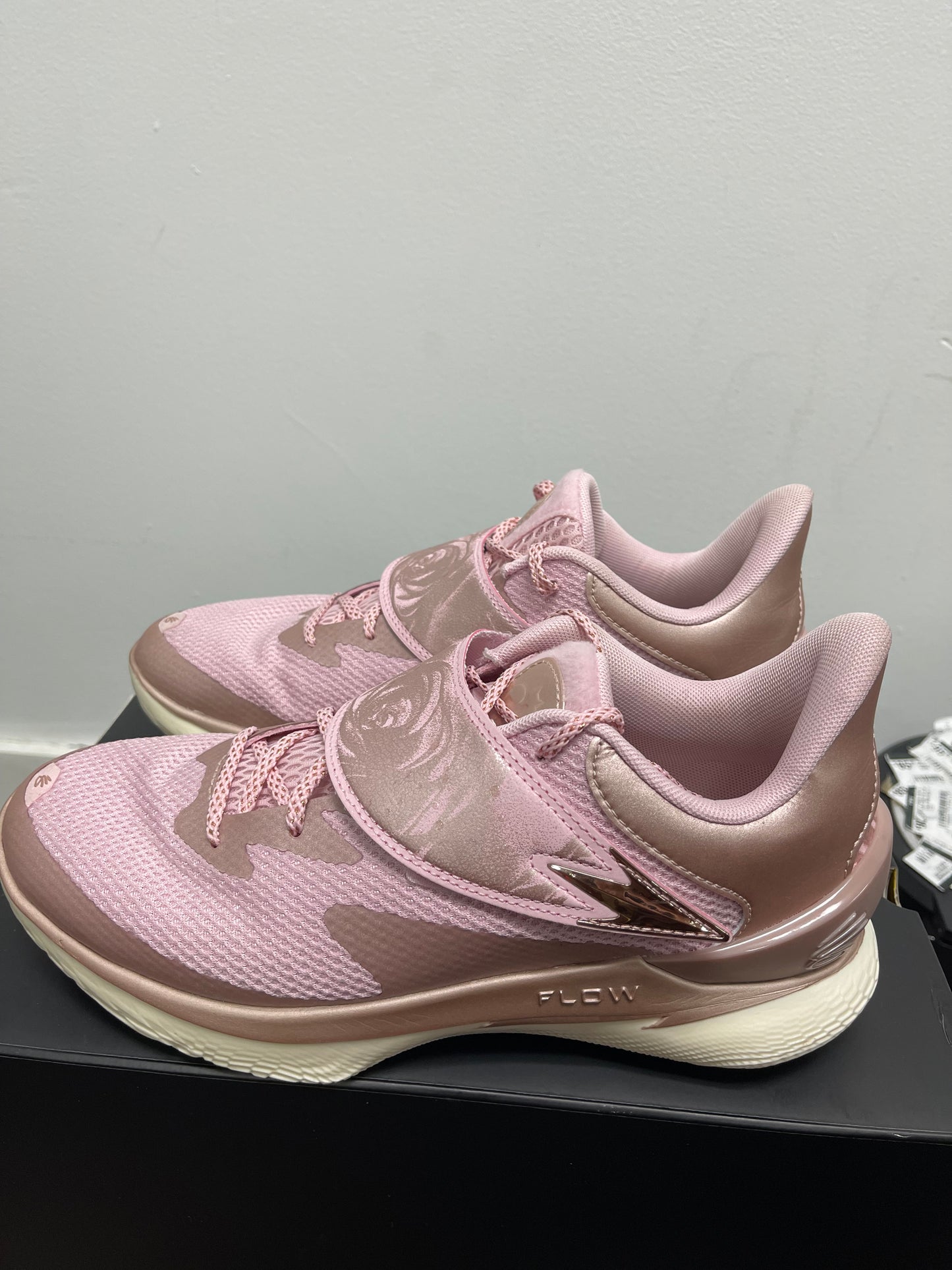 De’Aaron Fox Curry 1 ‘ Rose ‘ Size 10