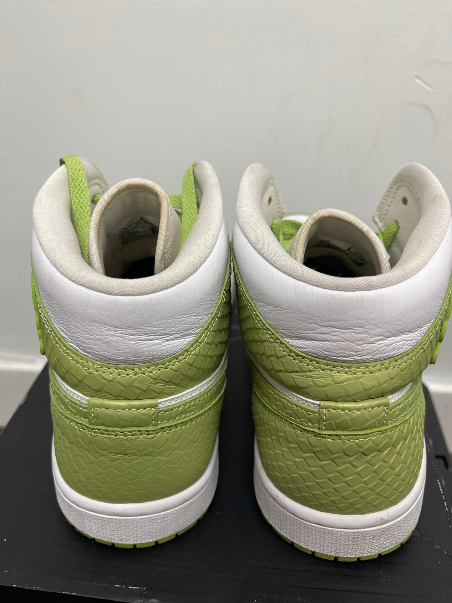Air Jordan Retro 1 Mid ‘ Green Python ‘ Size 11.5