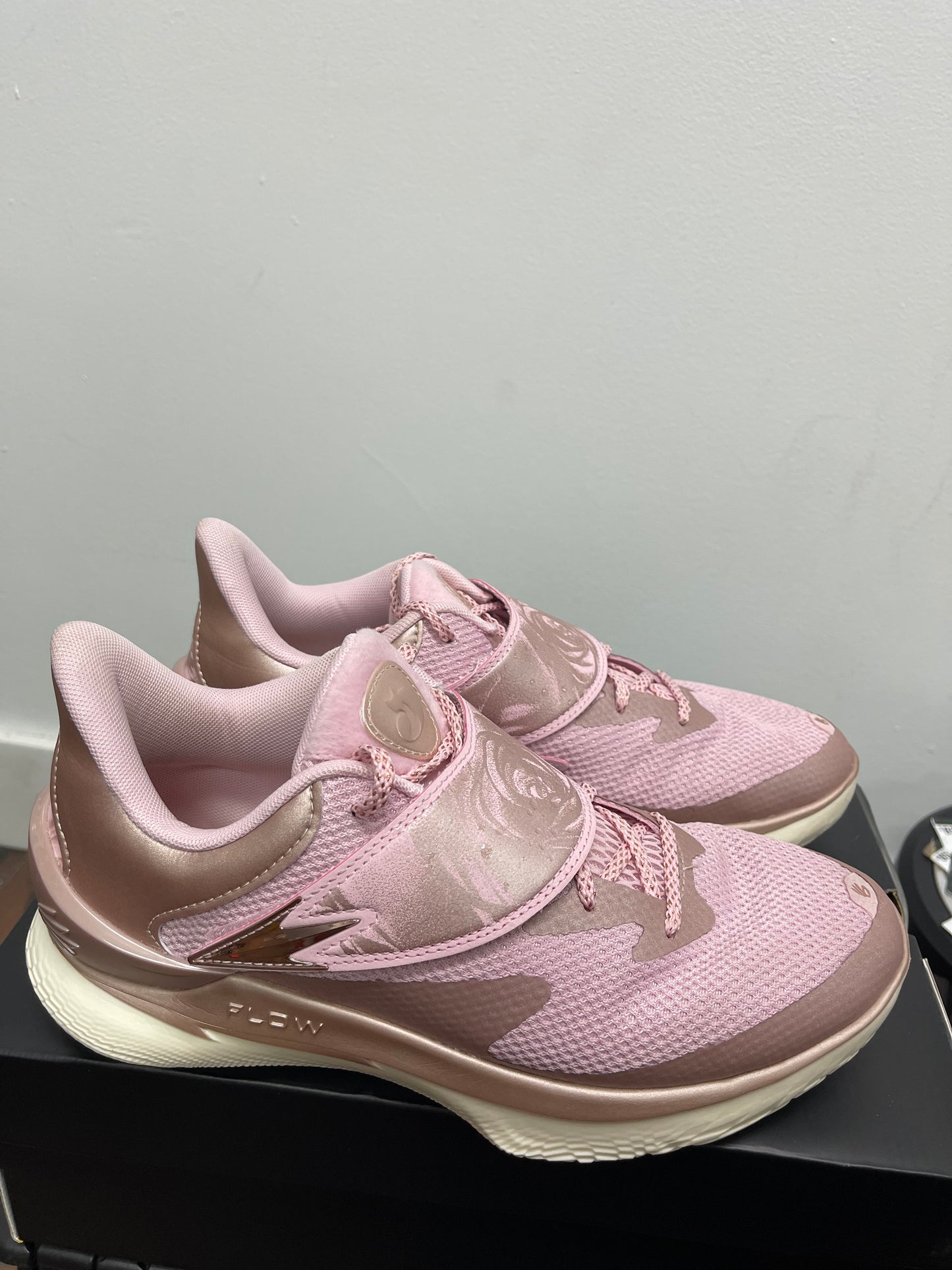 De’Aaron Fox Curry 1 ‘ Rose ‘ Size 10