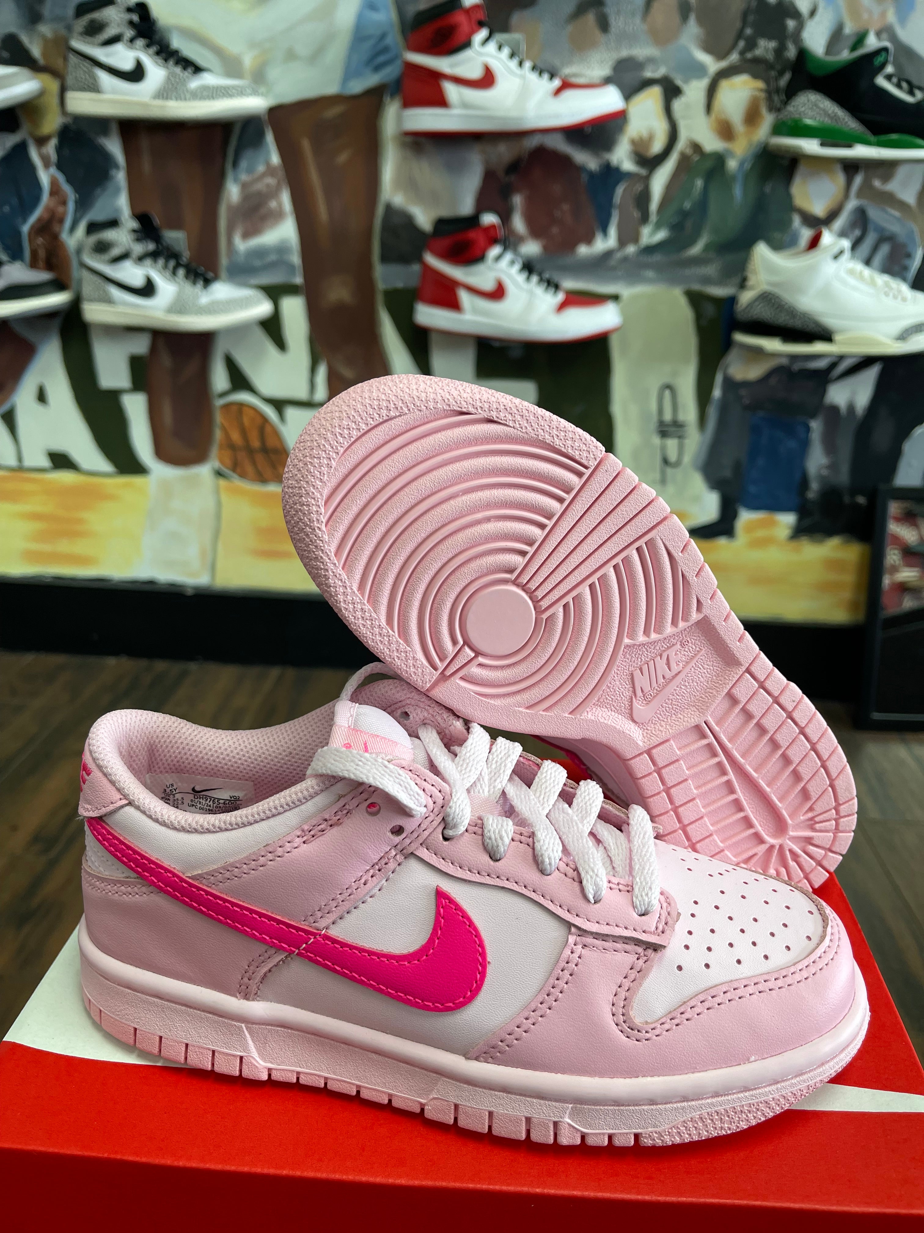 Dunk low Triple Pinks size 2.5y