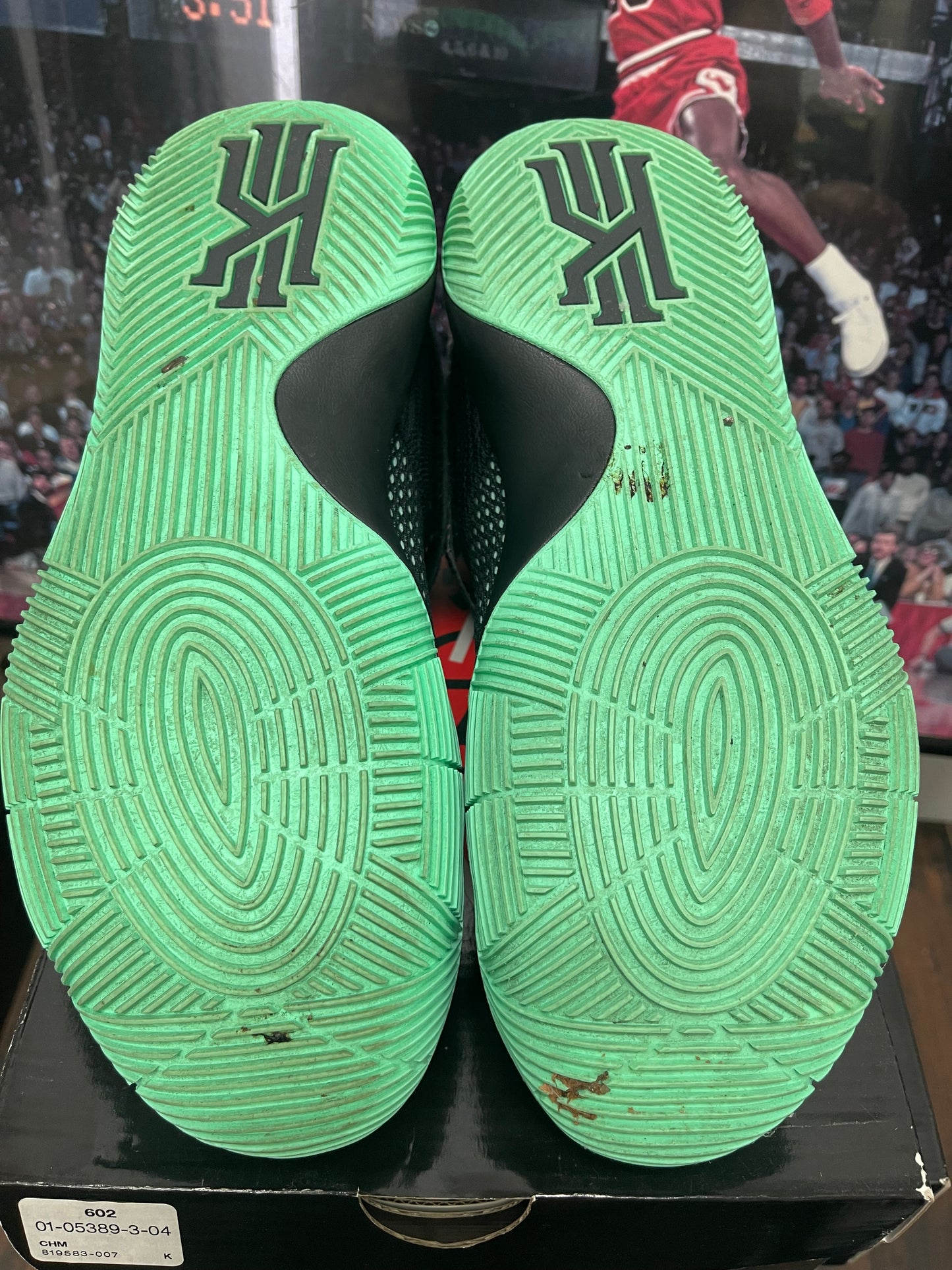 Kyrie Irving 2 ‘ Green Glow ‘ Size 10